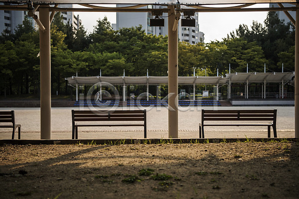 휴식 사람없음 JPG 포토 건물 공원 나무 벤치 야외 여름(계절) 운동장 응원석 의자 자연 잔디 조용함 주간 풍경(경치) 화단 휴식처 힐링