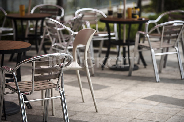 휴식 사람없음 JPG 아웃포커스 포토 야외 여름(계절) 의자 자연 조용함 주간 카페 카페테라스 탁자 풍경(경치) 휴식처 힐링
