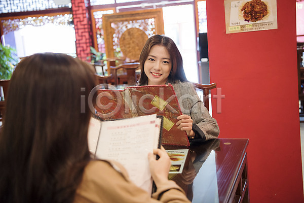 우정 20대 두명 사람 성인 성인여자만 여자 한국인 JPG 뒷모습 앞모습 포토 동인천 들기 메뉴 메뉴판 미소(표정) 상반신 식당 실내 앉기 여대생 여행 중식 중식당 차이나타운 친구