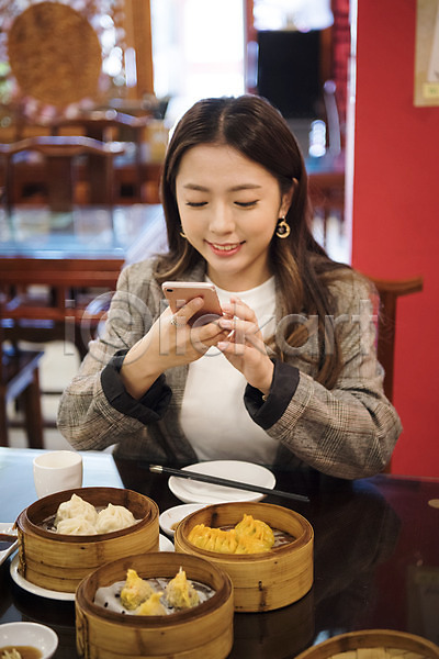 20대 사람 성인 성인여자한명만 여자 한국인 한명 JPG 앞모습 포토 동인천 들기 딤섬 미소(표정) 사진촬영 상반신 스마트폰 실내 앉기 알림 여대생 여행 중식 중식당 차이나타운