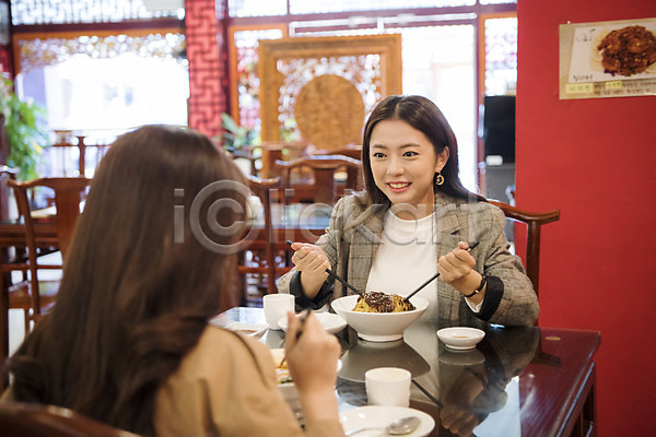 우정 20대 두명 사람 성인 성인여자만 여자 한국인 JPG 뒷모습 앞모습 포토 동인천 들기 미소(표정) 상반신 섞기 실내 앉기 여대생 여행 젓가락 중식 중식당 짜장면 차이나타운 친구