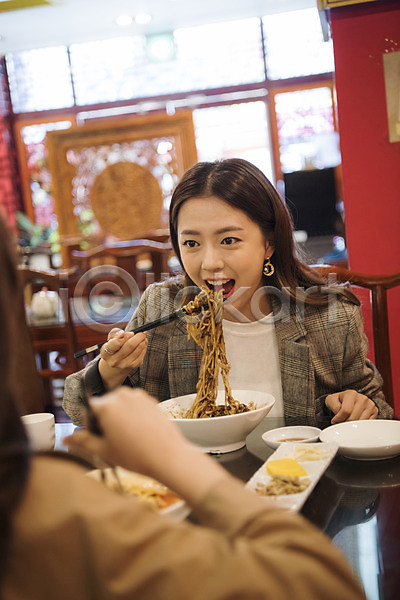 우정 20대 두명 사람 성인 성인여자만 여자 한국인 JPG 뒷모습 앞모습 포토 동인천 들기 먹기 미소(표정) 상반신 실내 앉기 여대생 여행 젓가락 중식 중식당 짜장면 짬뽕 차이나타운 친구