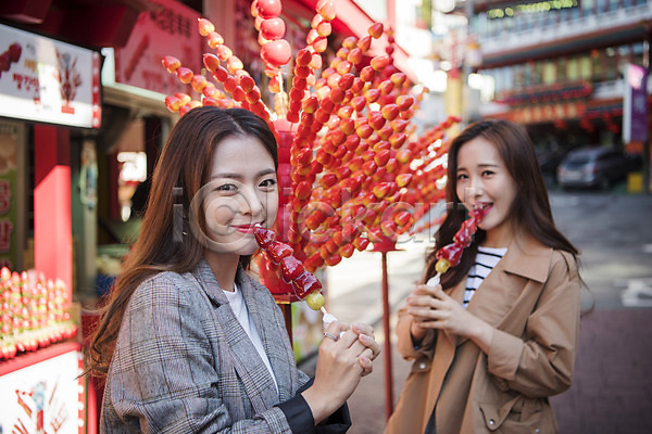 우정 20대 두명 사람 성인 성인여자만 여자 한국인 JPG 앞모습 포토 길거리음식 동인천 들기 디저트 미소(표정) 상반신 서기 야외 여대생 여행 주간 차이나타운 친구 탕후루
