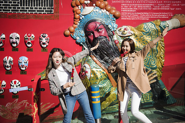 우정 20대 두명 사람 성인 성인여자만 여자 한국인 JPG 앞모습 포토 경극 동인천 들기 미소(표정) 백그라운드 사진촬영 상반신 서기 야외 여대생 여행 장난 조형물 주간 차이나타운 친구 탕후루 포즈