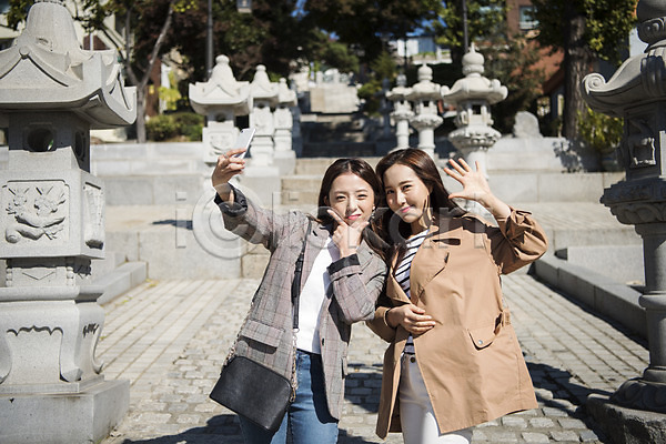 우정 20대 두명 사람 성인 성인여자만 여자 한국인 JPG 앞모습 포토 동인천 들기 미소(표정) 브이 사진촬영 상반신 서기 손짓 스마트폰 야외 여대생 여행 응시 주간 차이나타운 친구 포즈