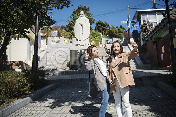 우정 20대 두명 사람 성인 성인여자만 여자 한국인 JPG 앞모습 포토 계단 공자 동상 동인천 들기 미소(표정) 사진촬영 상반신 서기 스마트폰 야외 여대생 여행 주간 차이나타운 친구
