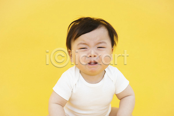 귀여움 보호 성장 즐거움 천진난만 남자 남자아기한명만 사람 아기 한국인 한명 JPG 앞모습 포토 노란배경 상반신 생명 스튜디오촬영 실내 앉기 육아