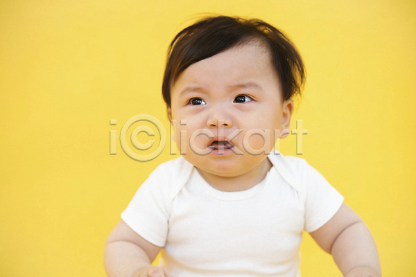 귀여움 보호 서러움 성장 슬픔 남자 남자아기한명만 사람 아기 한국인 한명 JPG 앞모습 포토 노란배경 눈물 상반신 생명 스튜디오촬영 실내 앉기 육아