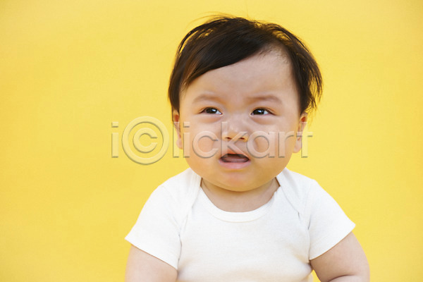 귀여움 보호 서러움 성장 슬픔 남자 남자아기한명만 사람 아기 한국인 한명 JPG 앞모습 포토 노란배경 눈물 상반신 생명 스튜디오촬영 실내 앉기 육아