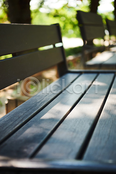 여유 휴식 사람없음 JPG 근접촬영 아웃포커스 포토 공원 벤치 야외 조용함 주간 휴식처 힐링