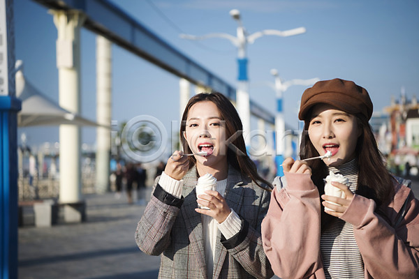 우정 20대 두명 사람 성인 성인여자만 여자 한국인 JPG 앞모습 포토 놀이공원 동인천 들기 먹기 미소(표정) 상반신 서기 아이스크림 야외 여대생 여행 월미도 인천 주간 친구