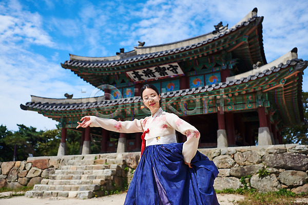 20대 사람 성인 성인여자한명만 여자 한국인 한명 JPG 앞모습 포토 가을(계절) 공연 구름(자연) 기와 남한산성 명절 문화 문화재 상반신 서기 세계문화유산 손들기 수어장대 야외 예술 전통 전통무용 전통의상 주간 춤 하늘 한국무용 한복 한옥