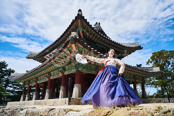 20대 사람 성인 성인여자한명만 여자 한국인 한명 JPG 앞모습 포토 가을(계절) 공연 구름(자연) 기와 남한산성 들기 명절 문화 문화재 부채 세계문화유산 수어장대 야외 예술 전신 전통 전통무용 전통의상 주간 춤 하늘 한국무용 한복 한옥