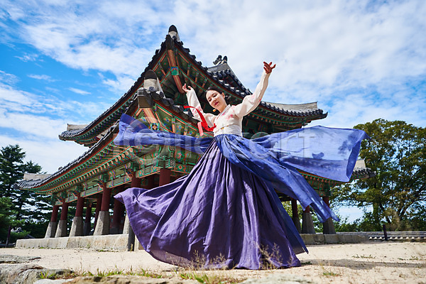 20대 사람 성인 성인여자한명만 여자 한국인 한명 JPG 앞모습 포토 가을(계절) 공연 구름(자연) 기와 남한산성 명절 문화 문화재 서기 세계문화유산 손들기 수어장대 야외 예술 전신 전통 전통무용 전통의상 주간 춤 하늘 한국무용 한복 한옥