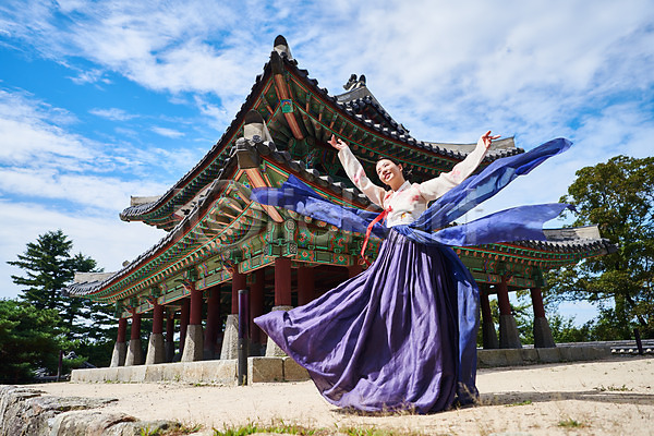 20대 사람 성인 성인여자한명만 여자 한국인 한명 JPG 앞모습 포토 가을(계절) 공연 구름(자연) 기와 남한산성 명절 문화 문화재 서기 세계문화유산 손들기 수어장대 야외 예술 전신 전통 전통무용 전통의상 주간 춤 하늘 한국무용 한복 한옥