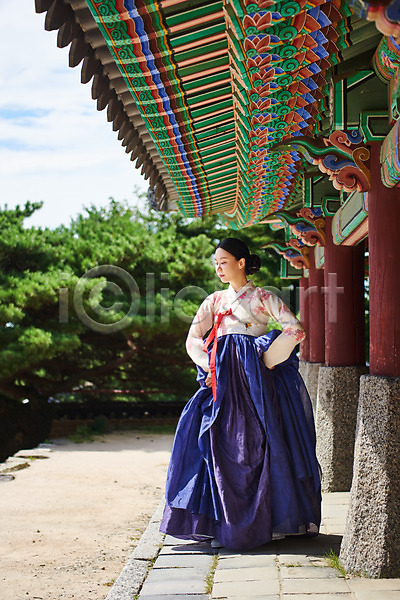 20대 사람 성인 성인여자한명만 여자 한국인 한명 JPG 앞모습 포토 가을(계절) 공연 기와 남한산성 명절 문화 문화재 서기 세계문화유산 수어장대 야외 예술 전신 전통 전통무용 전통의상 주간 춤 한국무용 한복 한옥