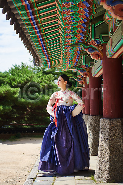 20대 사람 성인 성인여자한명만 여자 한국인 한명 JPG 앞모습 포토 가을(계절) 공연 기와 남한산성 명절 문화 문화재 서기 세계문화유산 수어장대 야외 예술 응시 전신 전통 전통무용 전통의상 주간 춤 한국무용 한복 한옥