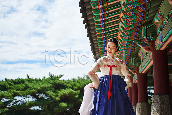 20대 사람 성인 성인여자한명만 여자 한국인 한명 JPG 앞모습 포토 가을(계절) 공연 구름(자연) 기와 남한산성 들기 명절 문화 문화재 상반신 세계문화유산 수어장대 야외 예술 전통 전통무용 전통의상 주간 춤 하늘 한국무용 한복 한옥