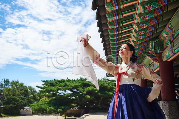 20대 사람 성인 성인여자한명만 여자 한국인 한명 JPG 앞모습 포토 가을(계절) 공연 구름(자연) 국내포토 기와 남한산성 들기 명절 문화 문화재 상반신 서기 세계문화유산 수어장대 야외 예술 전통 전통무용 전통의상 주간 춤 하늘 한국무용 한복 한옥