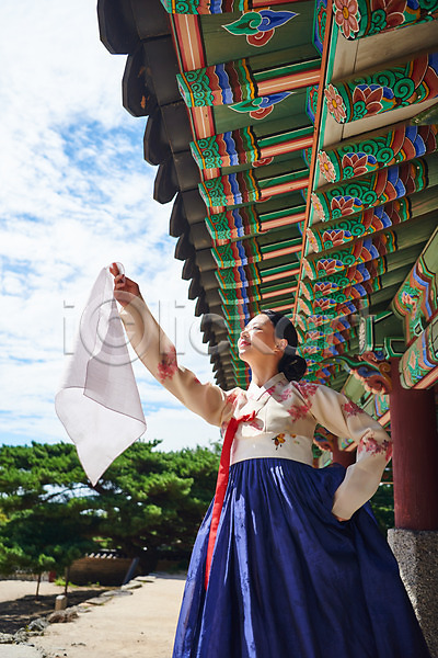 20대 사람 성인 성인여자한명만 여자 한국인 한명 JPG 앞모습 포토 가을(계절) 공연 기와 남한산성 들기 명절 문화 문화재 상반신 서기 세계문화유산 수어장대 야외 예술 전통 전통무용 전통의상 주간 춤 한국무용 한복 한옥