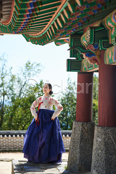 20대 사람 성인 성인여자한명만 여자 한국인 한명 JPG 앞모습 포토 가을(계절) 공연 기와 남한산성 명절 문화 문화재 서기 세계문화유산 수어장대 야외 예술 잡기 전신 전통 전통무용 전통의상 주간 춤 한국무용 한복 한옥