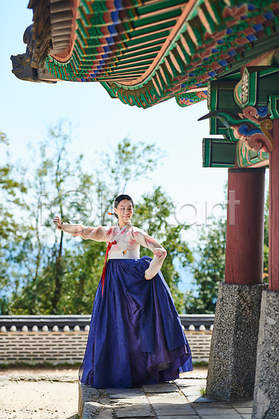 20대 사람 성인 성인여자한명만 여자 한국인 한명 JPG 앞모습 포토 가을(계절) 공연 기와 남한산성 명절 문화 문화재 서기 세계문화유산 손들기 수어장대 야외 예술 전신 전통 전통무용 전통의상 주간 춤 한국무용 한복 한옥