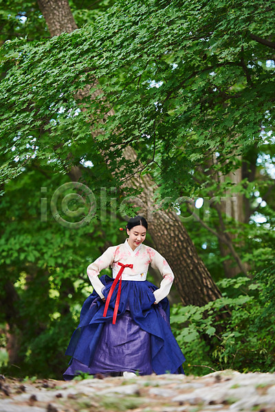 20대 사람 성인 성인여자한명만 여자 한국인 한명 JPG 앞모습 포토 가을(계절) 계단 공연 국내포토 기와 남한산성 명절 문화 문화재 상반신 서기 세계문화유산 수어장대 야외 예술 오르기 전통 전통무용 전통의상 주간 춤 한국무용 한복 한옥