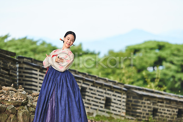 20대 사람 성인 성인여자한명만 여자 한국인 한명 JPG 앞모습 포토 가을(계절) 공연 기와 남한산성 명절 문화 문화재 상반신 서기 세계문화유산 수어장대 야외 예술 전통 전통무용 전통의상 주간 춤 한국무용 한복 한옥