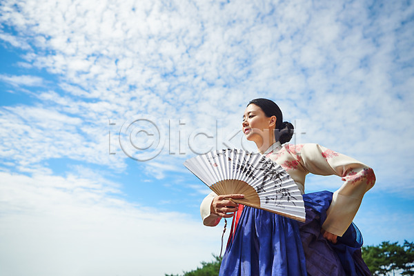 20대 사람 성인 성인여자한명만 여자 한국인 한명 JPG 앞모습 포토 가을(계절) 공연 구름(자연) 기와 남한산성 들기 명절 문화 문화재 부채 상반신 서기 세계문화유산 수어장대 야외 예술 전통 전통무용 전통의상 주간 춤 하늘 한국무용 한복 한옥