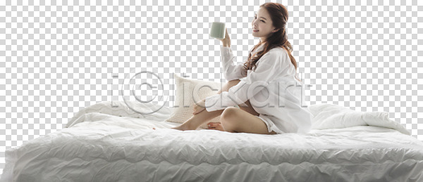 휴식 20대 사람 성인 성인여자한명만 여자 한국인 한명 PNG 옆모습 편집이미지 누끼 들기 미소(표정) 안식처 앉기 우먼라이프 전신 침대 침실 커피 편집소스