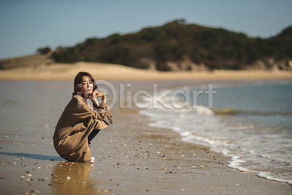 휴식 30대 사람 성인 한국인 한명 JPG 옆모습 포토 바다 섬 앉기 야외 여행 옹진군 응시 인천 전신 주간 커플 커플라이프 턱괴기 해변