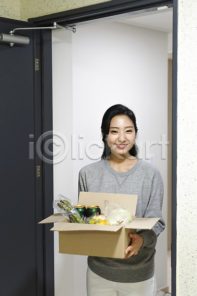 청춘(젊음) 20대 사람 성인 성인여자한명만 여자 청년 한국인 한명 JPG 앞모습 포토 들기 라이프스타일 미소(표정) 상반신 상자 서기 실내 싱글 싱글라이프 아파트 우먼라이프 음식 자취 택배