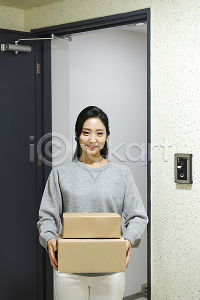 청춘(젊음) 20대 사람 성인 성인여자한명만 여자 청년 한국인 한명 JPG 앞모습 포토 들기 라이프스타일 미소(표정) 상반신 상자 서기 실내 싱글 싱글라이프 아파트 우먼라이프 자취 택배