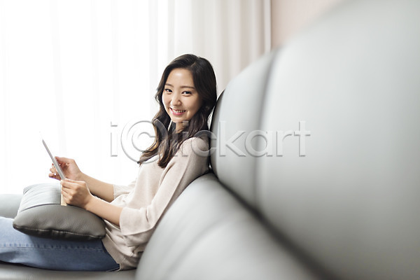 청춘(젊음) 20대 사람 성인 성인여자한명만 여자 청년 한국인 한명 JPG 옆모습 포토 라이프스타일 미소(표정) 상반신 소파 실내 싱글 싱글라이프 아파트 앉기 우먼라이프 응시 자취 태블릿