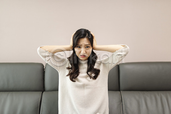 고통 청춘(젊음) 20대 사람 성인 성인여자한명만 여자 청년 한국인 한명 JPG 앞모습 포토 귀막기 라이프스타일 상반신 서기 소음 소파 실내 싱글 싱글라이프 아파트 우먼라이프 자취 찡그림 층간소음