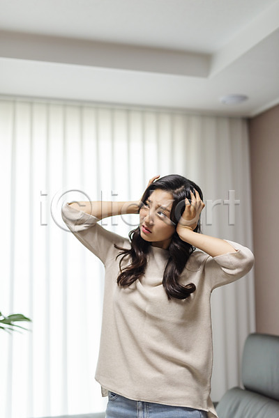 고통 청춘(젊음) 20대 사람 성인 성인여자한명만 여자 청년 한국인 한명 JPG 앞모습 포토 귀막기 라이프스타일 상반신 서기 소음 소파 실내 싱글 싱글라이프 아파트 우먼라이프 자취 찡그림 층간소음