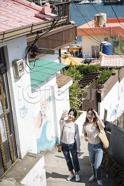 우정 즐거움 20대 두명 성인 성인여자만 여자 한국인 JPG 앞모습 포토 관광지 국내여행 미소(표정) 벽화마을 봄 봄여행 서기 손인사 야외 여수 여행 우먼라이프 전신 주간 친구