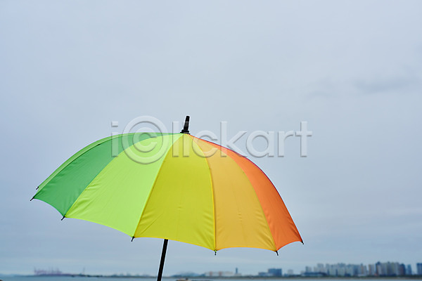 사람없음 JPG 포토 건물 날씨 무지개색 비(날씨) 야외 우산 자연 장마 주간 컬러풀 풍경(경치) 하늘 환경 흐림
