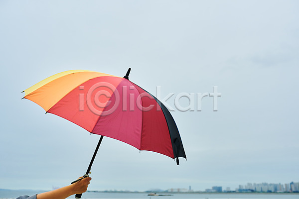 신체부위 JPG 포토 건물 날씨 들기 무지개색 비(날씨) 손 야외 우산 자연 장마 주간 컬러풀 풍경(경치) 하늘 환경 흐림