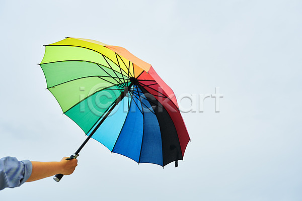 신체부위 JPG 로우앵글 포토 날씨 들기 비(날씨) 손 야외 우산 자연 장마 주간 컬러풀 풍경(경치) 하늘 환경 흐림