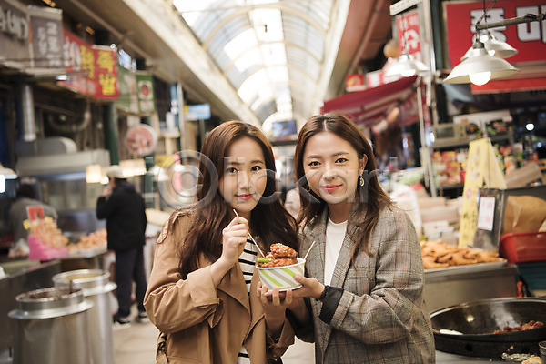 우정 즐거움 20대 두명 성인 성인여자만 여자 한국인 JPG 앞모습 포토 닭강정 동인천 들기 미소(표정) 상반신 신포시장 야외 여대생 여행 주간 친구
