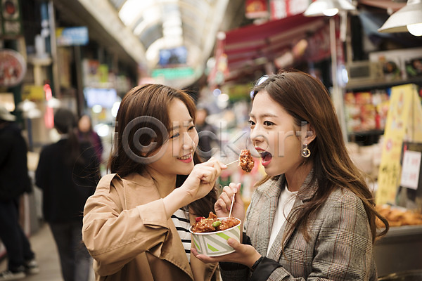 우정 즐거움 20대 두명 성인 성인여자만 여자 한국인 JPG 앞모습 옆모습 포토 닭강정 동인천 들기 먹기 먹여주기 미소(표정) 상반신 신포시장 야외 여대생 여행 주간 친구