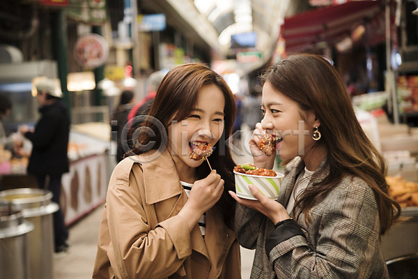 우정 즐거움 20대 두명 성인 성인여자만 여자 한국인 JPG 앞모습 옆모습 포토 닭강정 동인천 들기 먹기 미소(표정) 상반신 신포시장 야외 여대생 여행 주간 친구
