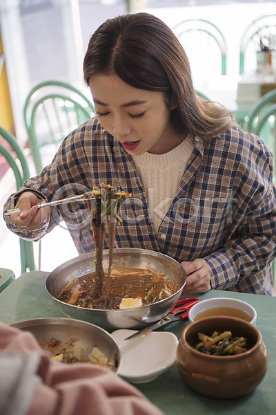 즐거움 20대 성인 성인여자한명만 여자 한국인 한명 JPG 앞모습 포토 냉면 동인천 들기 맛있는 맛집 상반신 식당 실내 앉기 알림 여대생 여행 열무김치 제철음식
