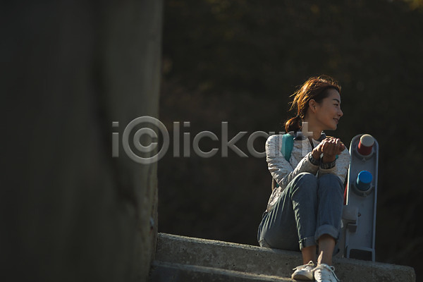 휴식 30대 사람 성인 성인여자한명만 여자 한국인 한명 JPG 앞모습 포토 미소(표정) 배낭 섬 앉기 야외 여행 옹진군 응시 인천 전신 주간