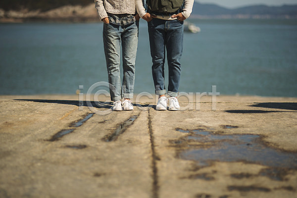 30대 남자 두명 사람 성인 여자 한국인 JPG 앞모습 포토 바다 서기 섬 야외 여행 옹진군 인천 주간 주머니손 커플 커플라이프 하반신