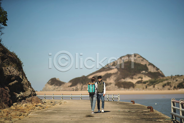 30대 남자 두명 사람 성인 성인만 여자 한국인 JPG 뒷모습 앞모습 포토 걷기 국내포토 배낭 섬 야외 여행 옹진군 인천 전신 주간 커플 커플라이프