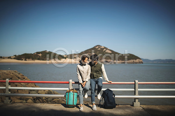 휴식 30대 남자 두명 사람 성인 성인만 여자 한국인 JPG 앞모습 포토 기댐 마주보기 배낭 섬 앉기 야외 여행 옹진군 응시 인천 전신 주간 커플 커플라이프