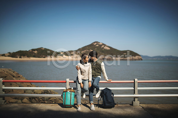 휴식 30대 남자 두명 사람 성인 성인만 여자 한국인 JPG 앞모습 포토 기댐 마주보기 배낭 섬 앉기 야외 여행 옹진군 응시 인천 전신 주간 커플 커플라이프 포옹