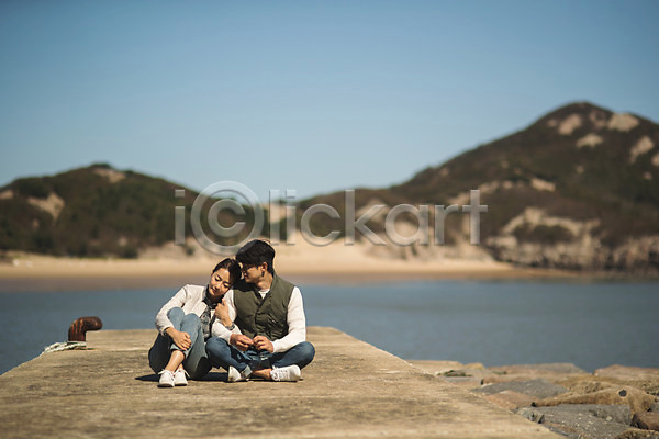 휴식 30대 남자 두명 사람 성인 여자 한국인 JPG 앞모습 포토 기댐 바다 섬 앉기 야외 여행 옹진군 응시 인천 전신 주간 커플 커플라이프